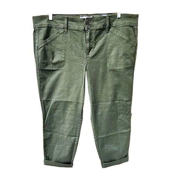 Torrid plus size floral cold shoulder top with olive twill aviator crop jean set - Picture 4 of 16